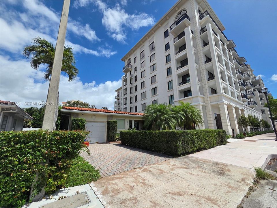 For Sale: $1,200,000 (2 beds, 2 baths, 1228 Square Feet)
