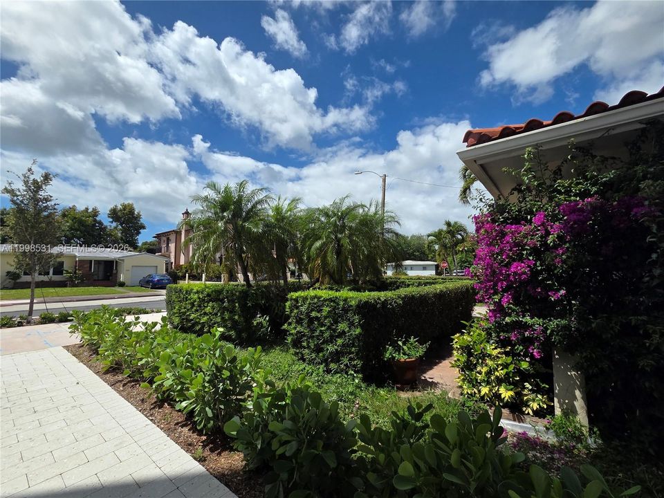 For Sale: $1,200,000 (2 beds, 2 baths, 1228 Square Feet)