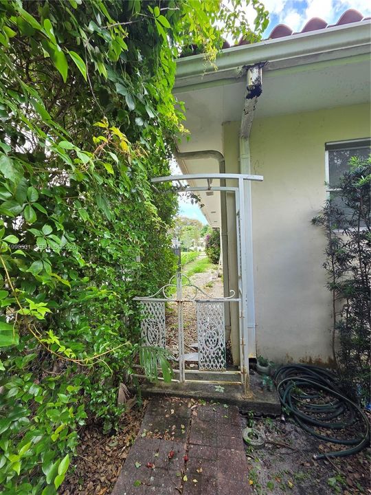 For Sale: $1,200,000 (2 beds, 2 baths, 1228 Square Feet)