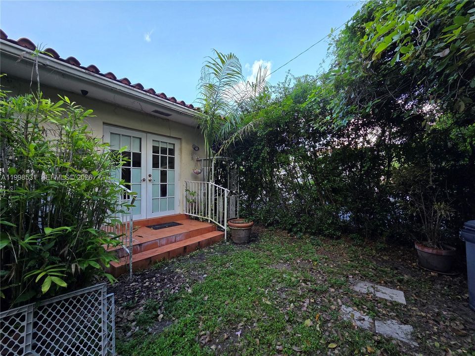 For Sale: $1,200,000 (2 beds, 2 baths, 1228 Square Feet)