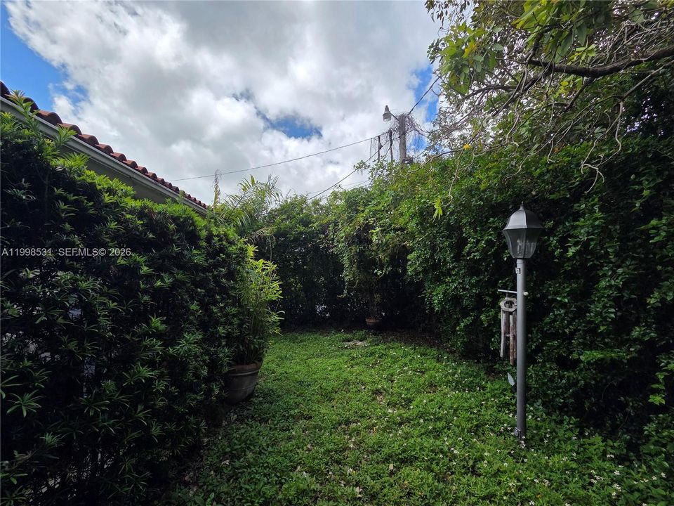 For Sale: $1,200,000 (2 beds, 2 baths, 1228 Square Feet)