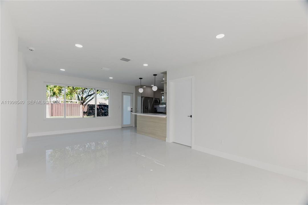 En Venta: $525,000 (3 camas, 2 baños, 1050 Pies cuadrados)