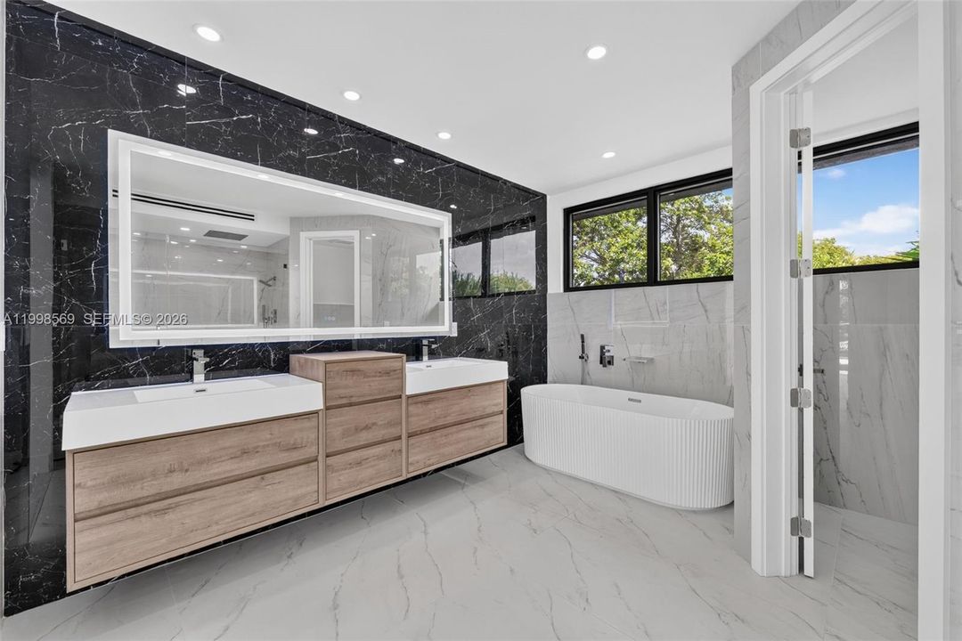На продажу: $4,299,998 (4 спален, 4 ванн, 0 Квадратных фут)