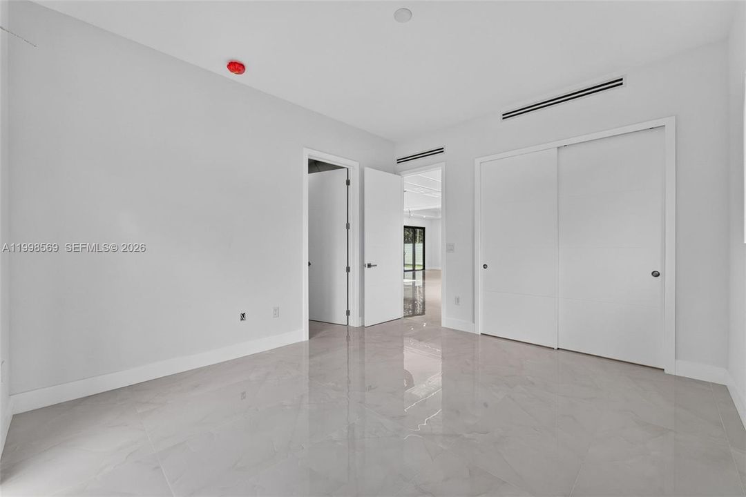 На продажу: $4,299,998 (4 спален, 4 ванн, 0 Квадратных фут)