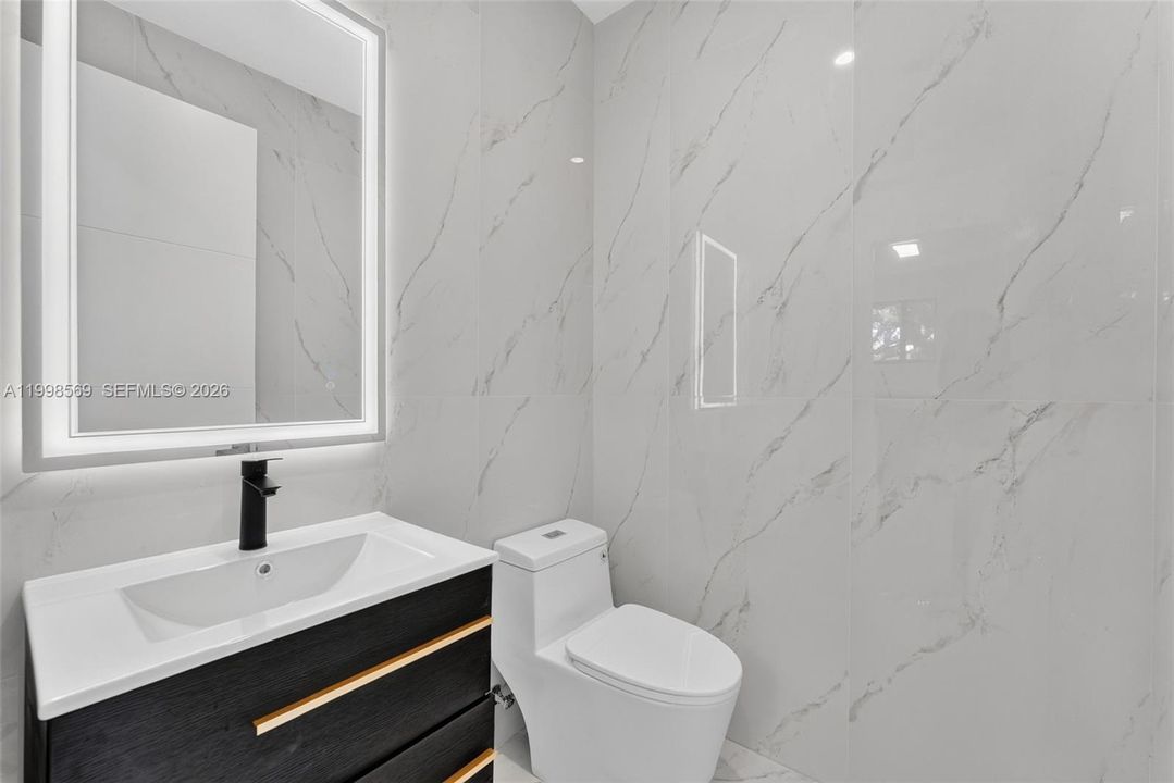 На продажу: $4,299,998 (4 спален, 4 ванн, 0 Квадратных фут)