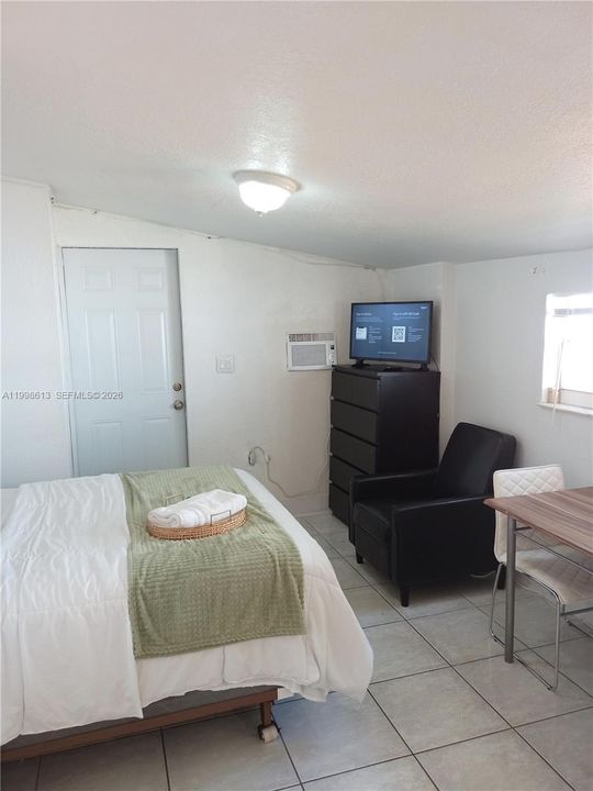 Active With Contract: $1,250 (0 beds, 1 baths, 400 Square Feet)