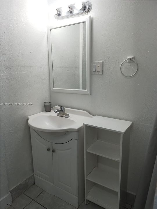 Active With Contract: $1,250 (0 beds, 1 baths, 400 Square Feet)