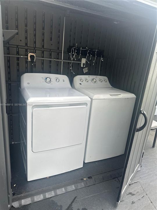 Active With Contract: $1,250 (0 beds, 1 baths, 400 Square Feet)