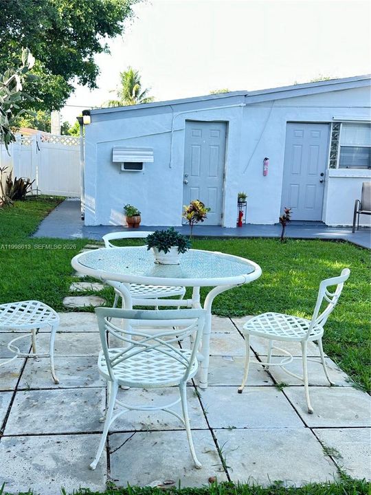 Active With Contract: $1,250 (0 beds, 1 baths, 400 Square Feet)