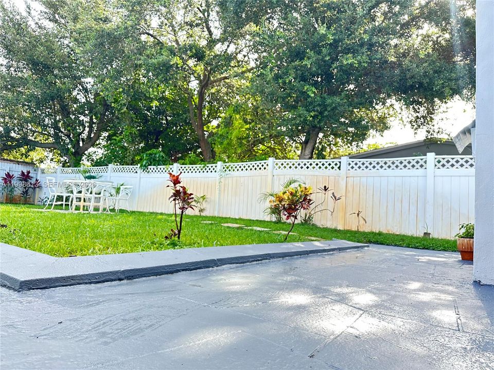 Active With Contract: $1,250 (0 beds, 1 baths, 400 Square Feet)