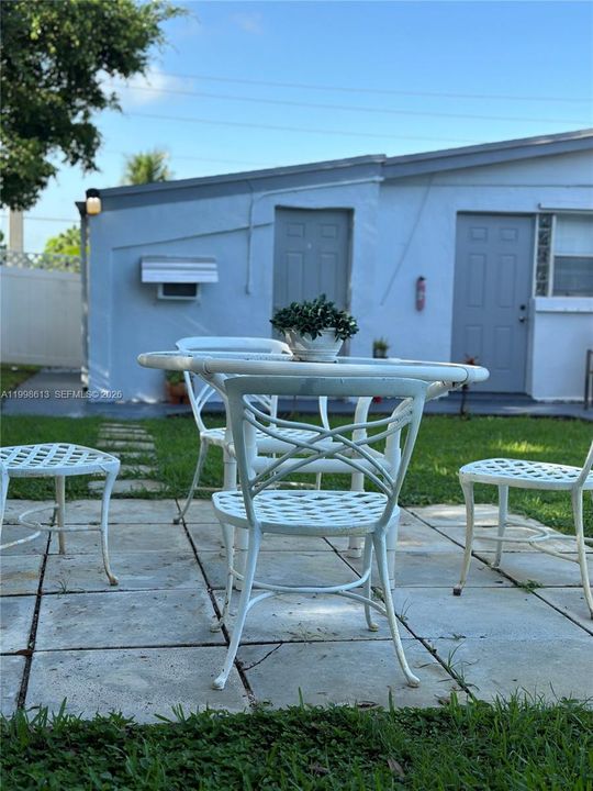 Active With Contract: $1,250 (0 beds, 1 baths, 400 Square Feet)
