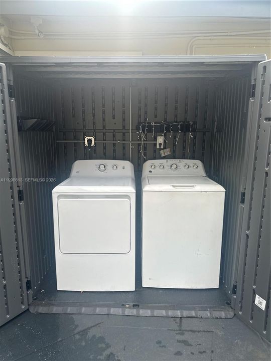 Active With Contract: $1,250 (0 beds, 1 baths, 400 Square Feet)