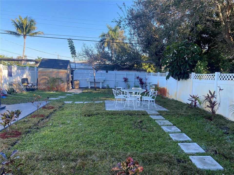 Active With Contract: $1,250 (0 beds, 1 baths, 400 Square Feet)
