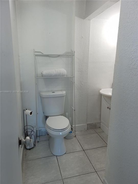 Active With Contract: $1,250 (0 beds, 1 baths, 400 Square Feet)