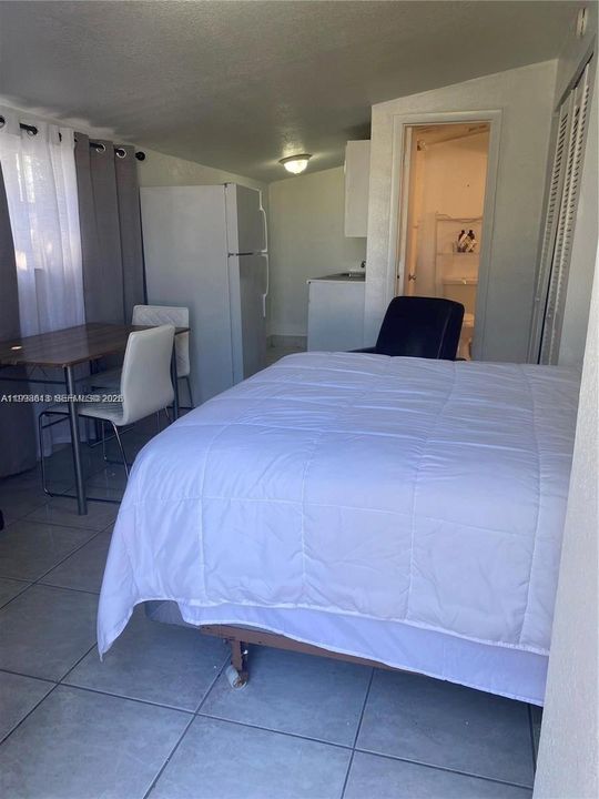 Active With Contract: $1,250 (0 beds, 1 baths, 400 Square Feet)