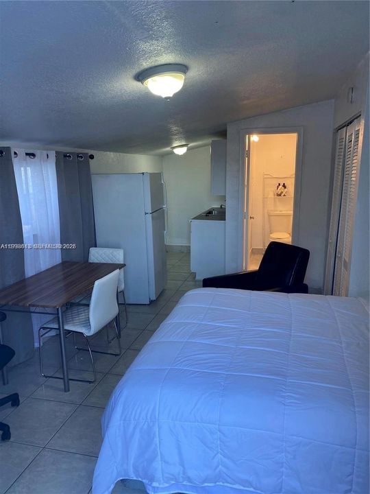 Active With Contract: $1,250 (0 beds, 1 baths, 400 Square Feet)