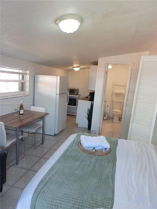 Active With Contract: $1,250 (0 beds, 1 baths, 400 Square Feet)