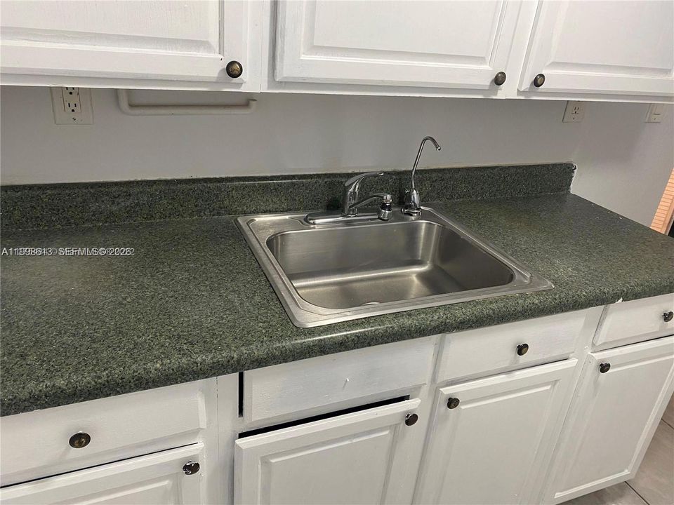 Active With Contract: $1,250 (0 beds, 1 baths, 400 Square Feet)