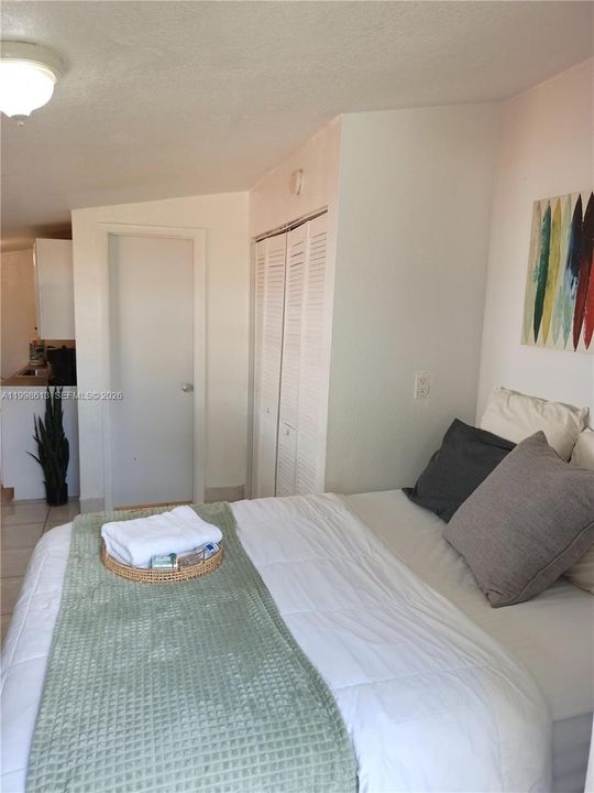Active With Contract: $1,250 (0 beds, 1 baths, 400 Square Feet)