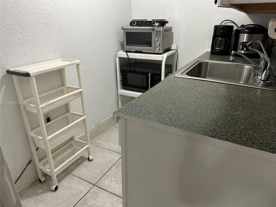 Active With Contract: $1,250 (0 beds, 1 baths, 400 Square Feet)