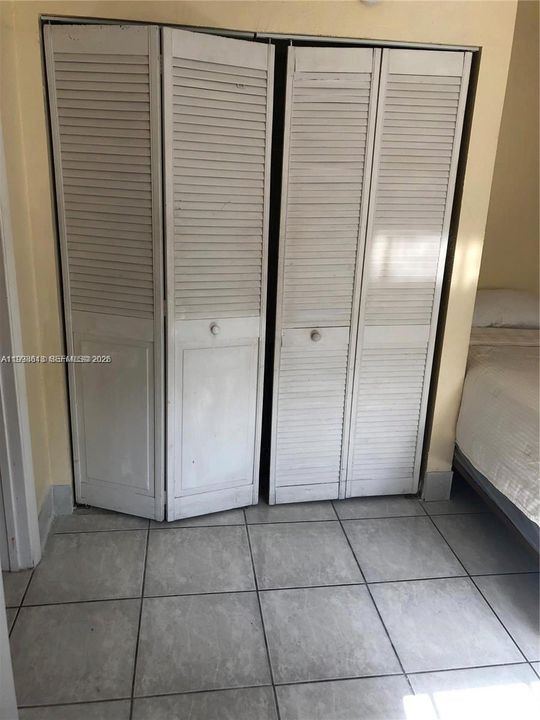 Active With Contract: $1,250 (0 beds, 1 baths, 400 Square Feet)