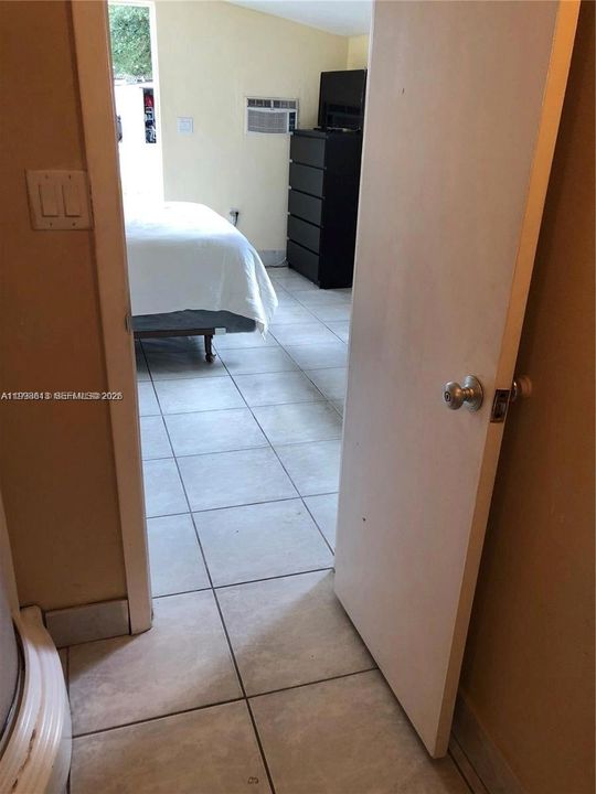 Active With Contract: $1,250 (0 beds, 1 baths, 400 Square Feet)