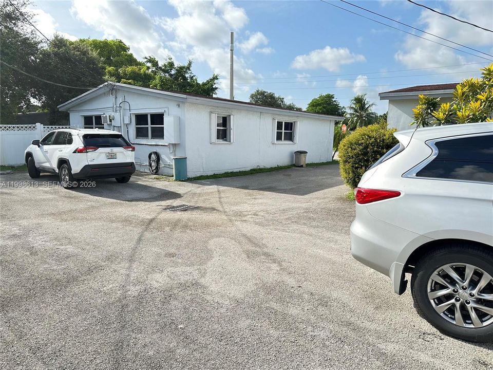 Active With Contract: $1,250 (0 beds, 1 baths, 400 Square Feet)