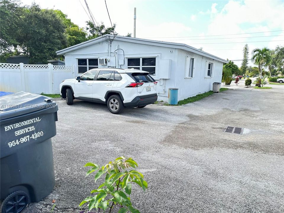 Active With Contract: $1,250 (0 beds, 1 baths, 400 Square Feet)