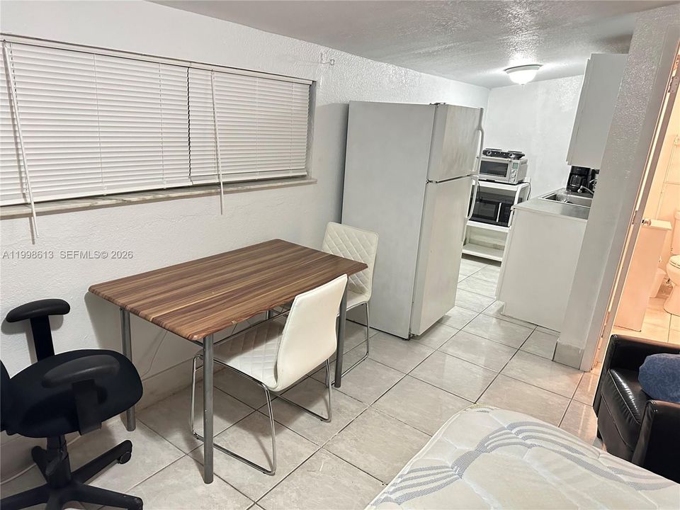 Active With Contract: $1,250 (0 beds, 1 baths, 400 Square Feet)