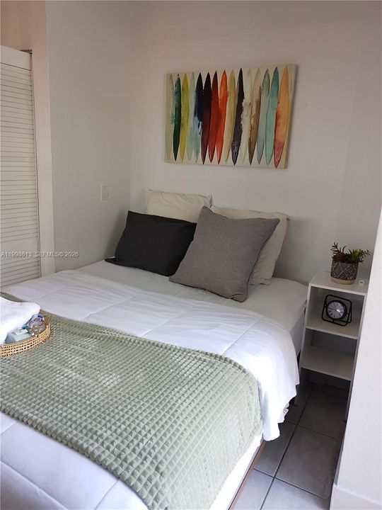 Active With Contract: $1,250 (0 beds, 1 baths, 400 Square Feet)