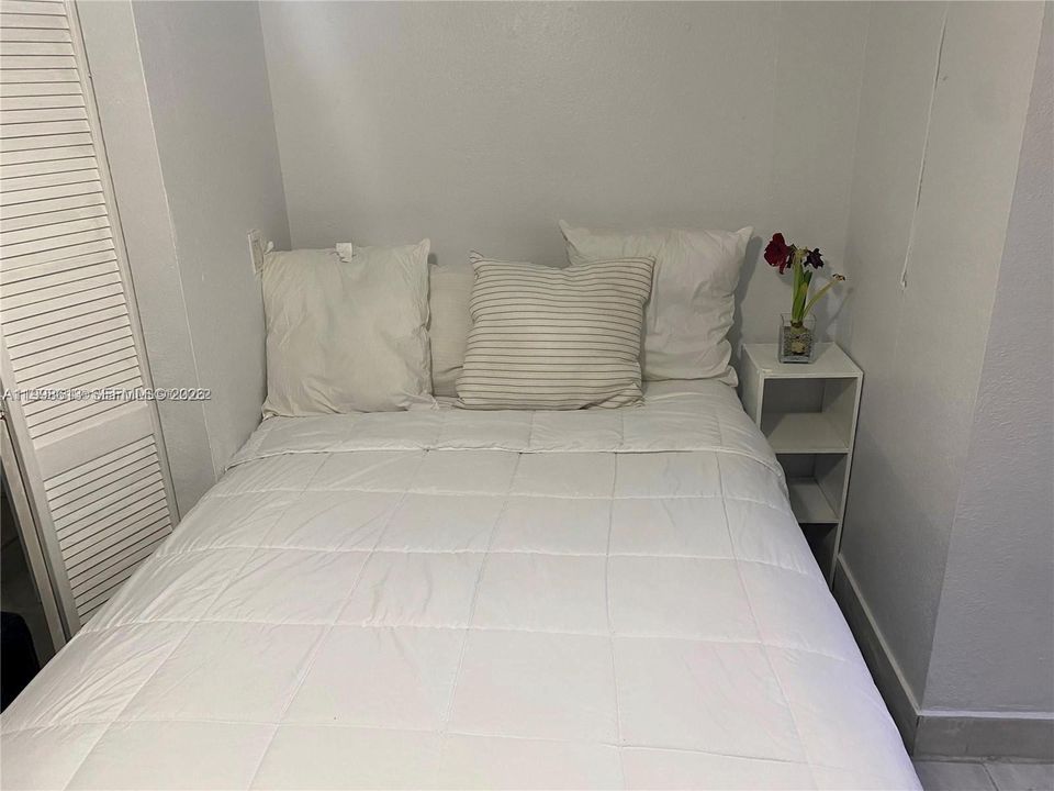 Active With Contract: $1,250 (0 beds, 1 baths, 400 Square Feet)