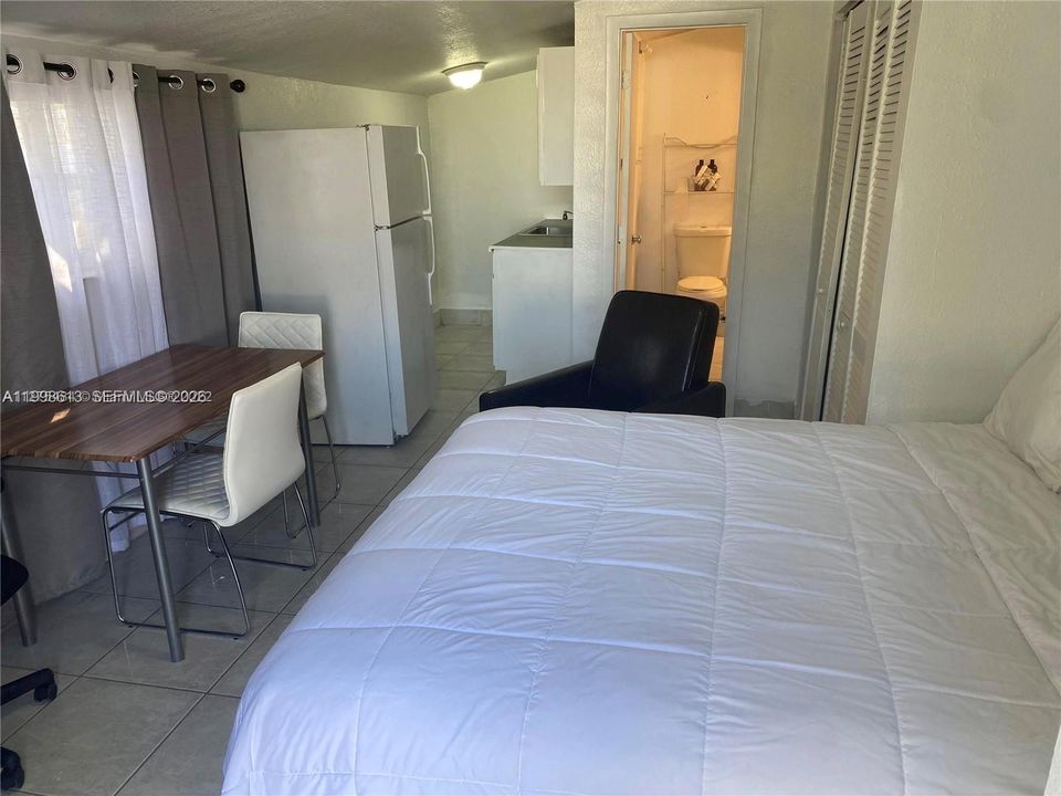 Active With Contract: $1,250 (0 beds, 1 baths, 400 Square Feet)