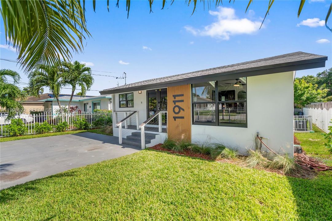 Active With Contract: $3,400 (3 beds, 2 baths, 1606 Square Feet)