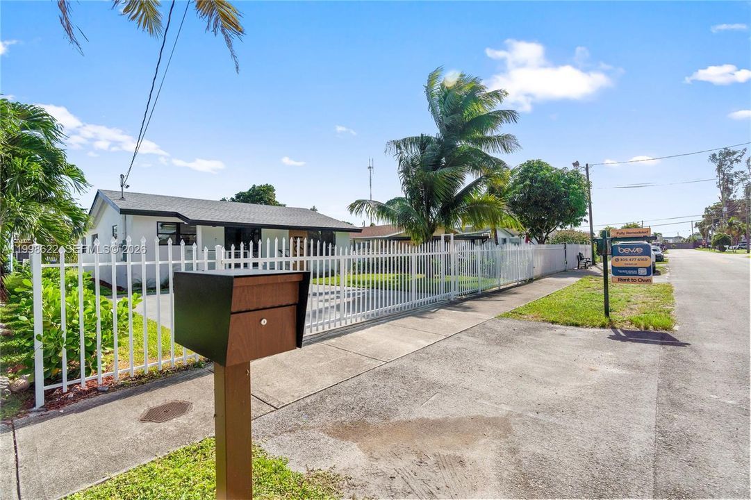 Active With Contract: $3,400 (3 beds, 2 baths, 1606 Square Feet)