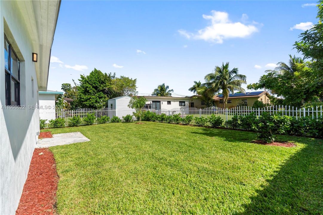 Active With Contract: $3,400 (3 beds, 2 baths, 1606 Square Feet)