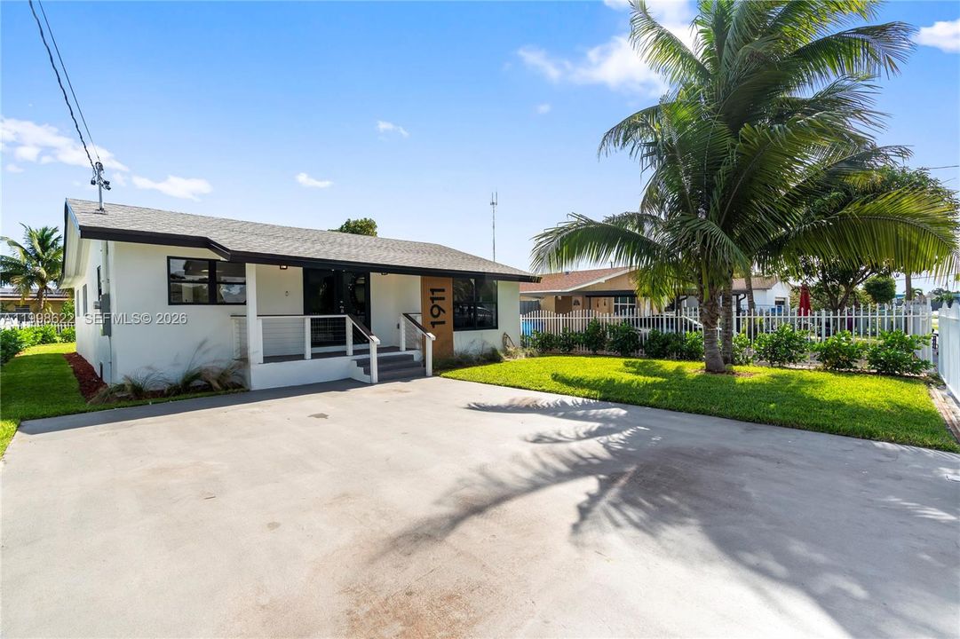 Active With Contract: $3,400 (3 beds, 2 baths, 1606 Square Feet)