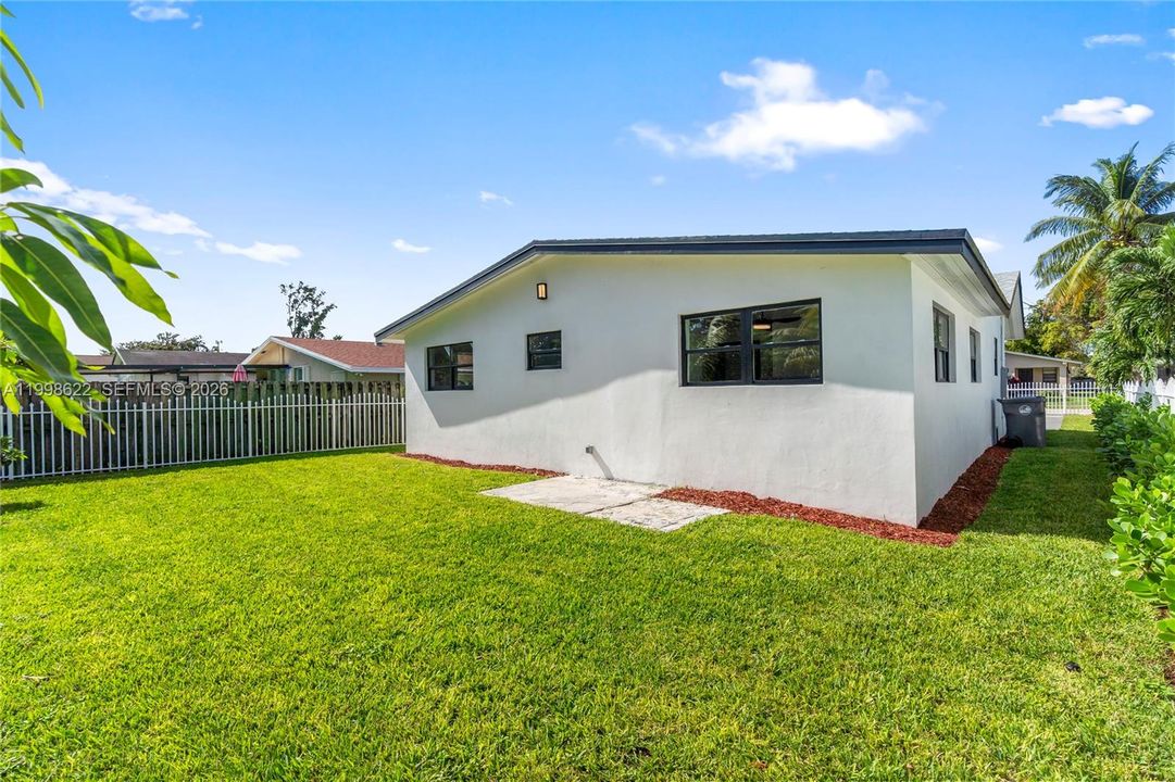 Active With Contract: $3,400 (3 beds, 2 baths, 1606 Square Feet)