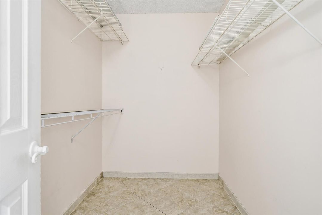 MASTER WALK IN CLOSET