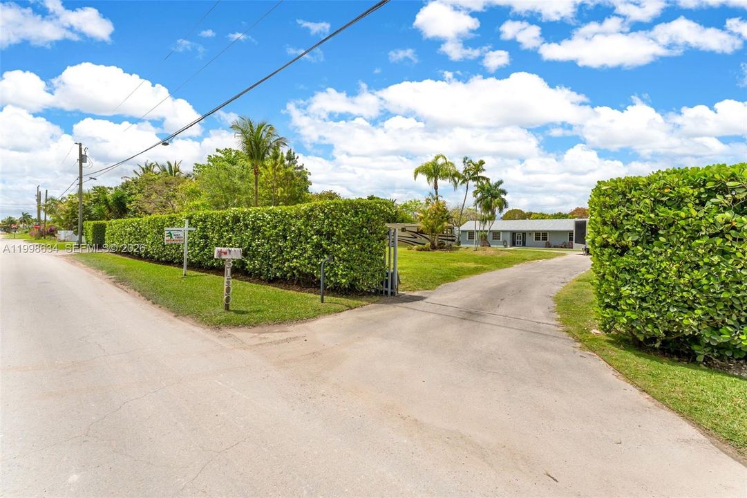 LONG DRIVEWAY. STATELY ENTRANCE. ELECTRIC GATES AND CIRCLE DRIVEWAY