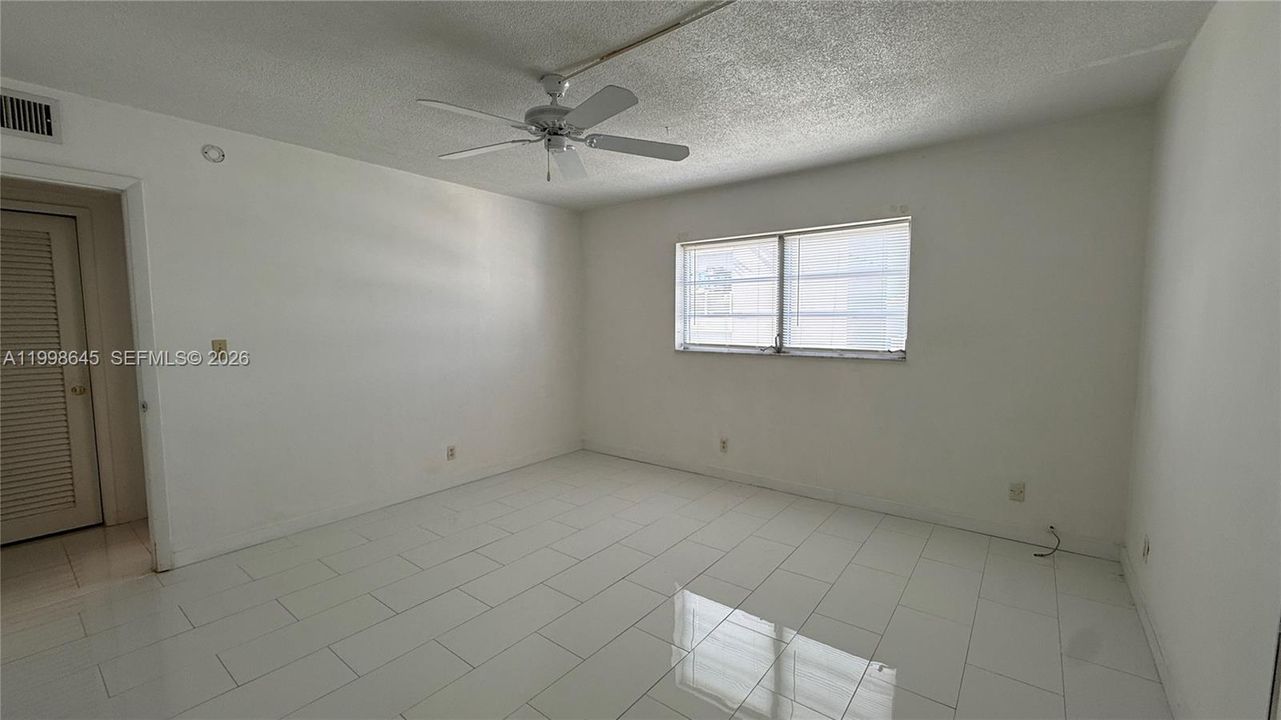 На продажу: $139,999 (1 спален, 1 ванн, 650 Квадратных фут)
