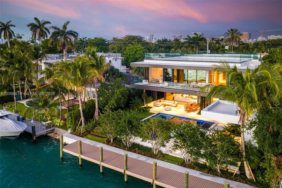 Недавно продано: $24,750,000 (8 спален, 8 ванн, 8007 Квадратных фут)