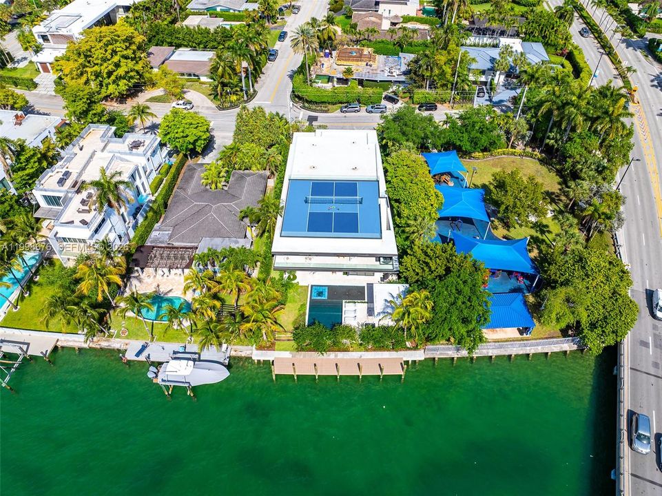 Недавно продано: $24,750,000 (8 спален, 8 ванн, 8007 Квадратных фут)