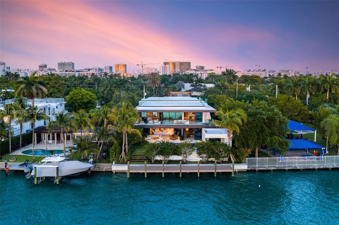 Недавно продано: $24,750,000 (8 спален, 8 ванн, 8007 Квадратных фут)