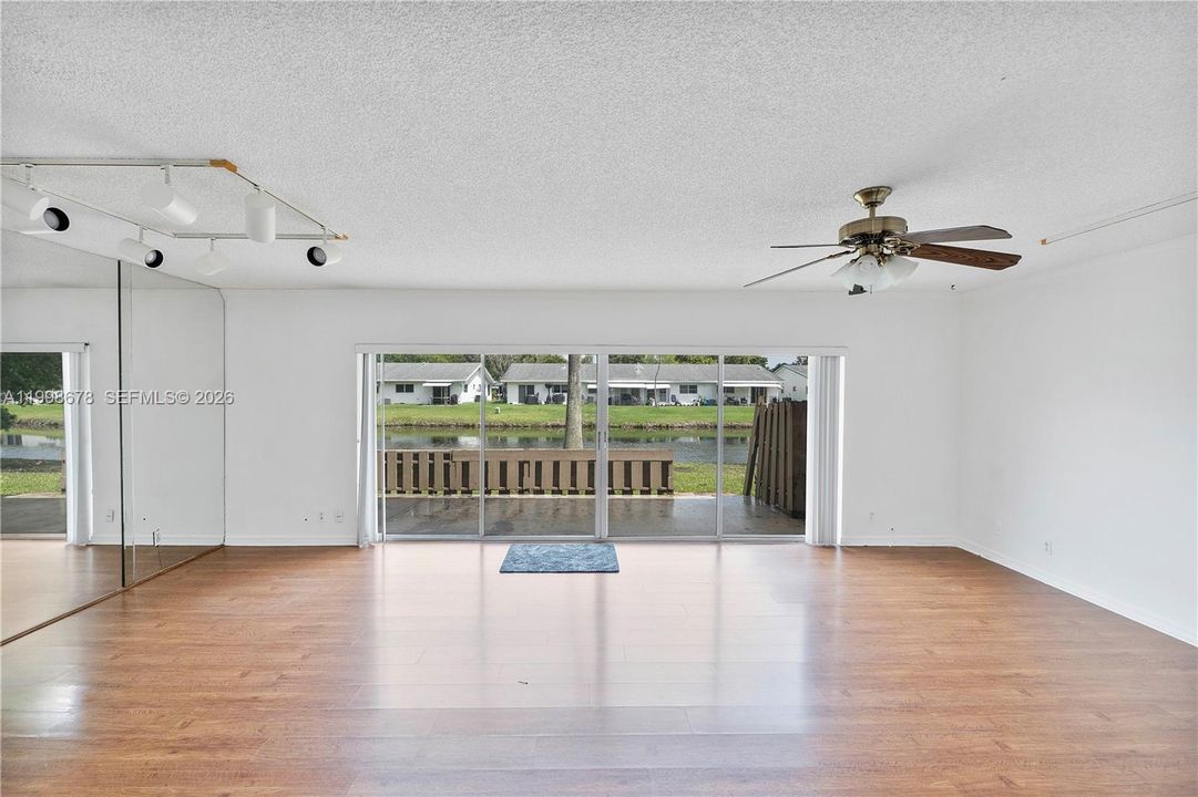 En Venta: $215,000 (4 camas, 2 baños, 2020 Pies cuadrados)