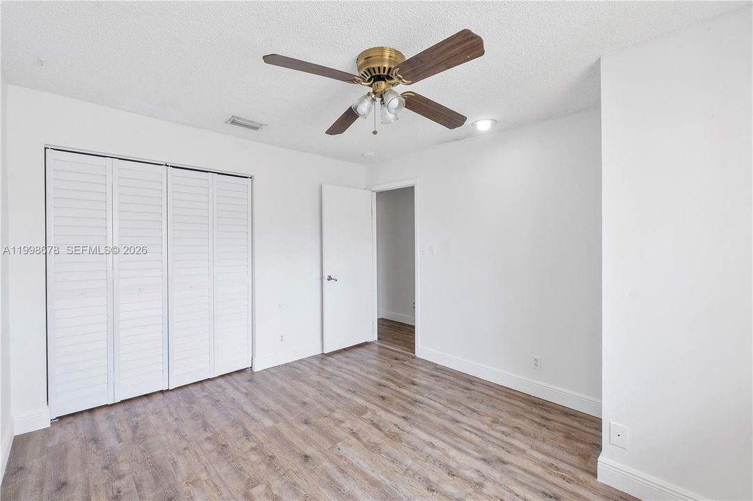 En Venta: $215,000 (4 camas, 2 baños, 2020 Pies cuadrados)