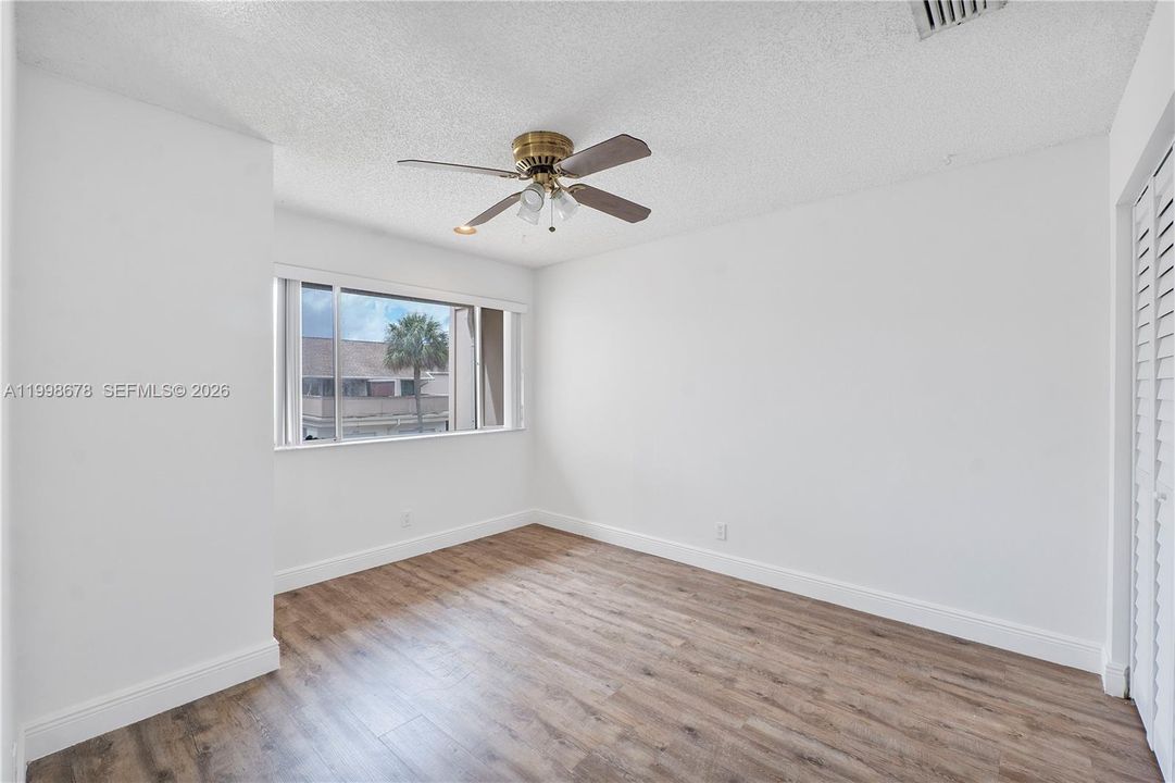 En Venta: $215,000 (4 camas, 2 baños, 2020 Pies cuadrados)