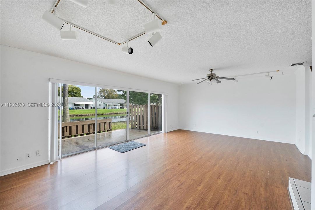 En Venta: $215,000 (4 camas, 2 baños, 2020 Pies cuadrados)