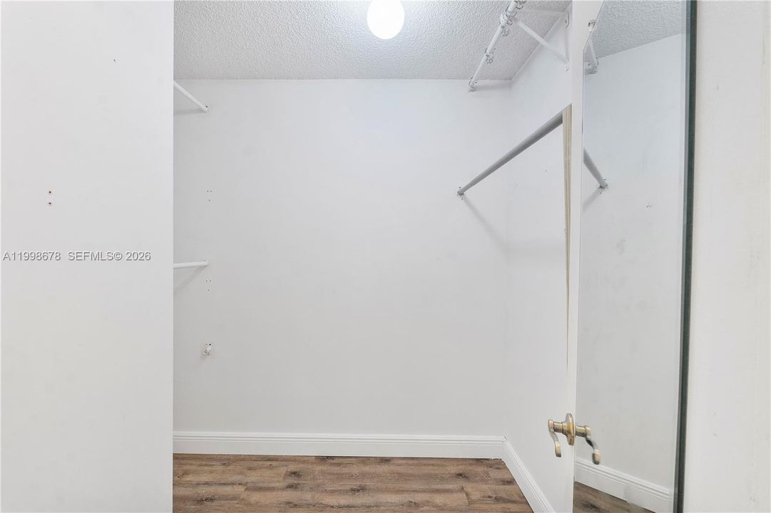 En Venta: $215,000 (4 camas, 2 baños, 2020 Pies cuadrados)