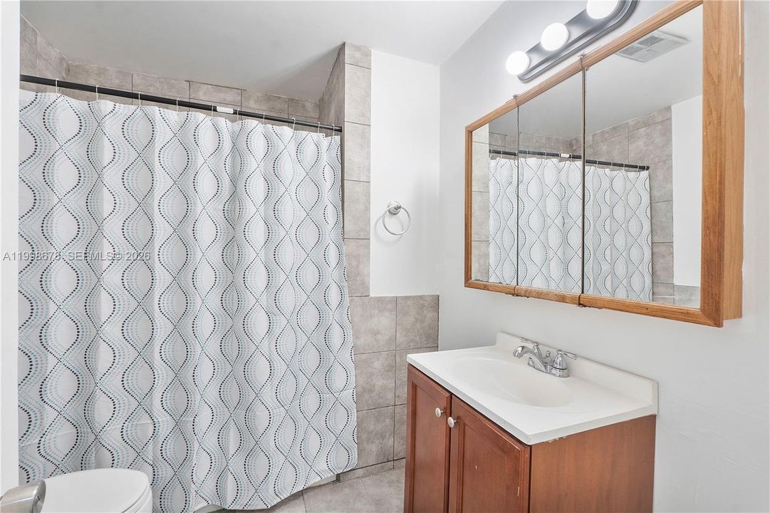En Venta: $215,000 (4 camas, 2 baños, 2020 Pies cuadrados)