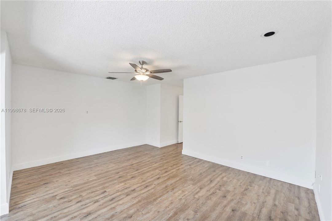 En Venta: $215,000 (4 camas, 2 baños, 2020 Pies cuadrados)